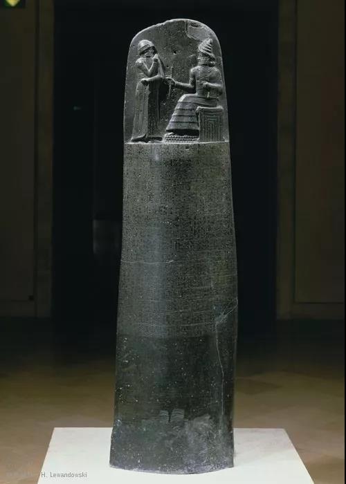 古巴比伦王颁布了汉姆拉比法典，刻在黑色的玄武岩距今真的有三千七百多年。