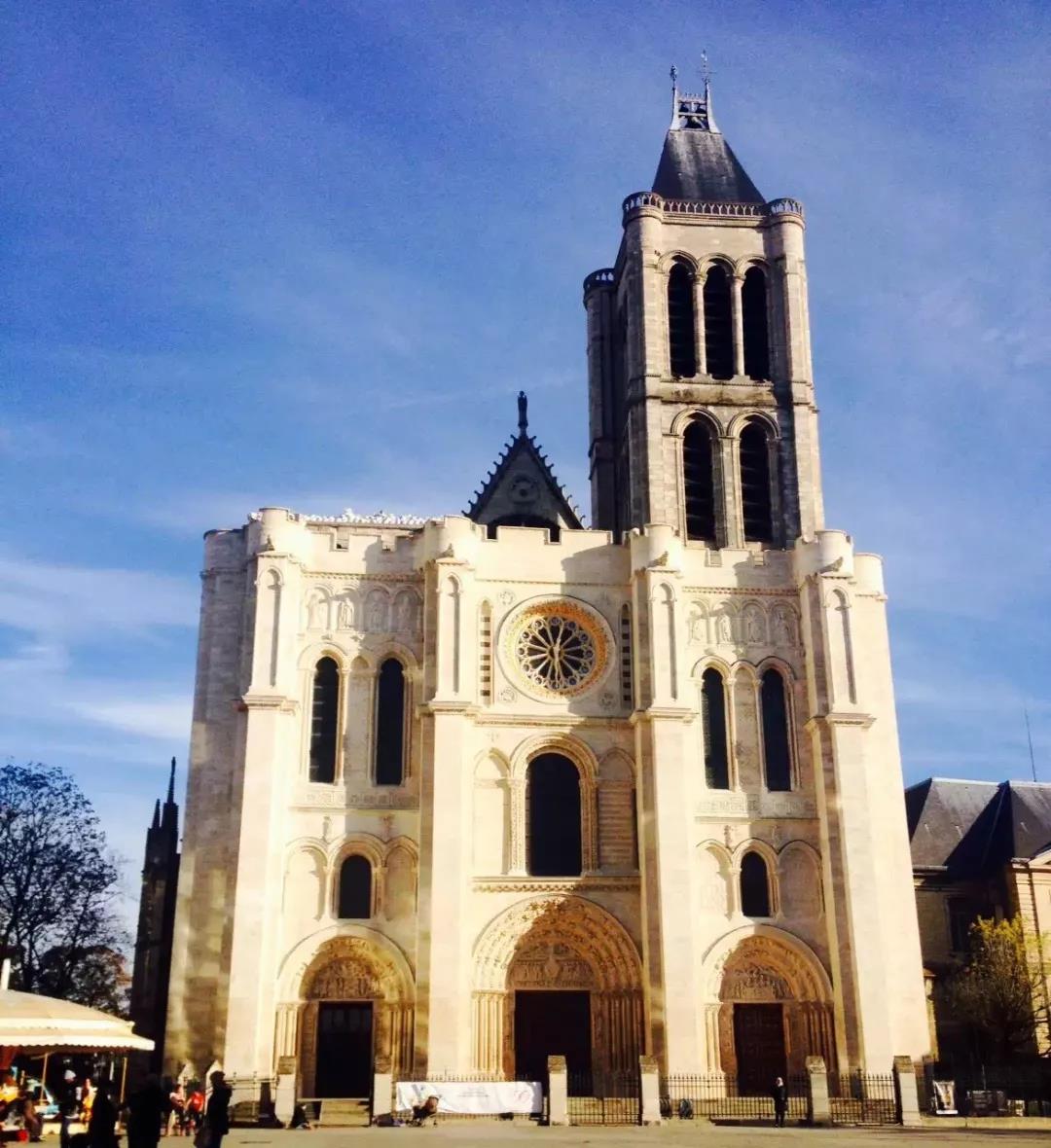 一本正经地，全法国，全欧洲，当然，也是全世界第一座真正意义上的“法式”大教堂，哥特式的代名词。