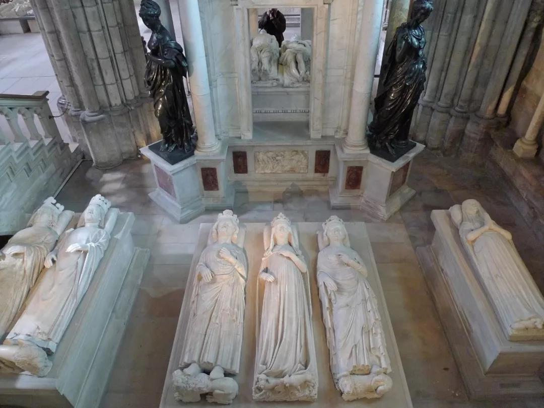 历代王室以何种方式墓葬？