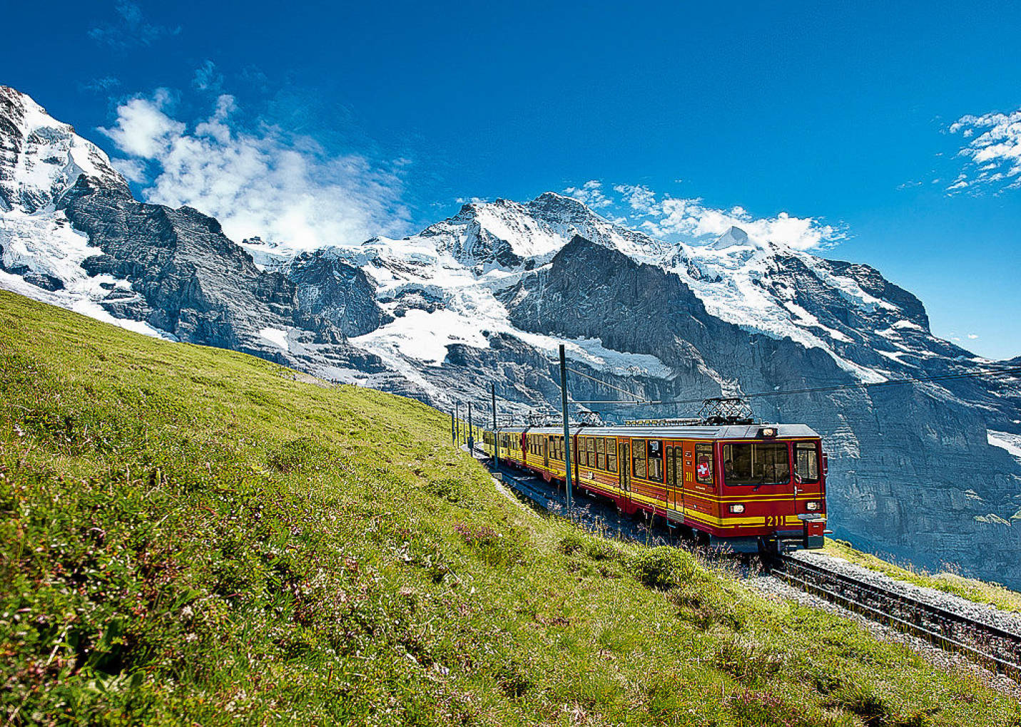 卢塞恩(Lucern)(90KM)-瀑布小镇劳德本纳(Lauterbrunnen)(82KM)-少女峰(Jungfraujoch)-因特拉肯(Interlaken)(13KM)